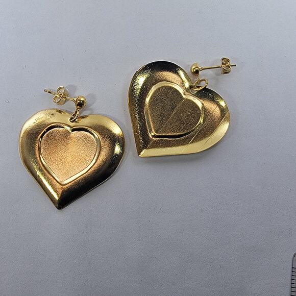 Vintage Gold-Tone Heart-Shaped Earrings Bold, Elegant Design for Every Occasion - Picture 8 of 10